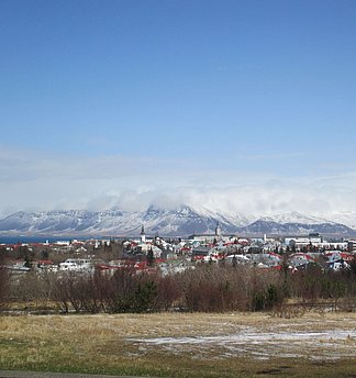 [Translate to englisch:] Skyline von Reykjavík mit Bergen im Hintergurnd