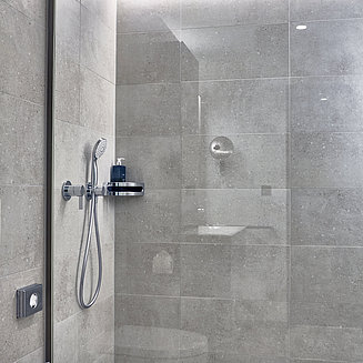 KEUCO IXMO fittings lend the establishment’s showers a minimalist and design-forward look. © Asklepios