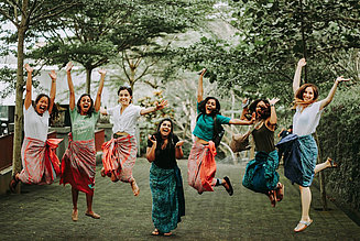 Gruppe von Studenten springen vor Freude in die Luft