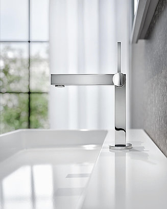  Washbasin faucet on the white sink