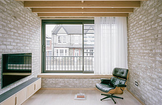 Clean lines, large windows: its minimalism realises a high standard of living.