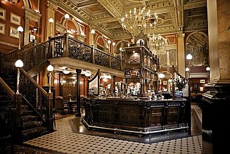 Der prunkvolle Pub "The Old Bank of England" von innen