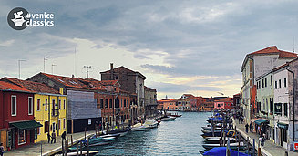 Blick auf Gebäude, Boote und den Kanal in Murano