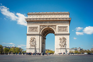 People standing in front of the triumphal arch