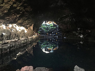 Höhle mit spiegelndem See