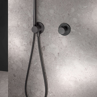 KEUCO bietet für die Duscharmatur eine neue Oberfläche in Schwarz gebürstet
