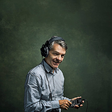Portrait of Dieter Kohler – Journalist and Head of the SRF Regional Office Basel Baselland in the SRF Hörspielstudio