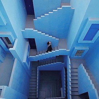 blaues Treppenhaus