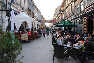 Viertel-Lipscani mit vielen Cafés und Menschen