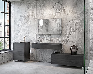Badezimmer mit grauen Möbeln, Waschtisch und Spiegel