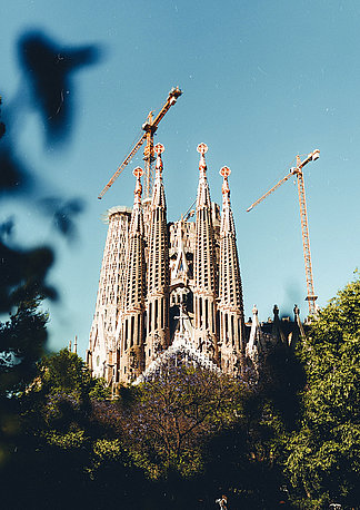 Sagrada Familia. Von weiter Weg mit zwei Baukräne